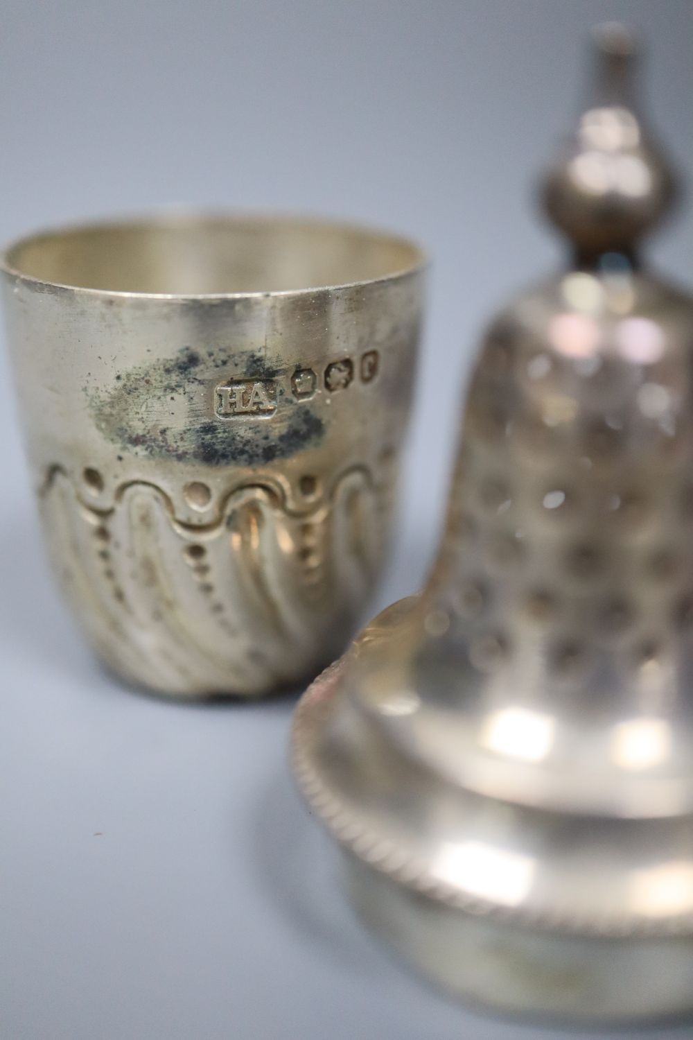 A cased set of four late Victorian silver pepper pots, Atkin Brothers, Sheffield 1897, 56mm.